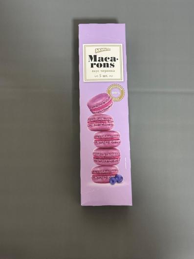 Пироженое миндальное макарон с черникой 