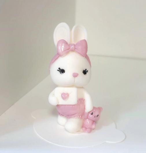 Фигурка из шоколадной глазури Зайка с конвертом 7 см, цветная